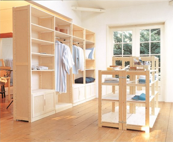 image d'un dressing fait avec l'étagère en bois Brumork