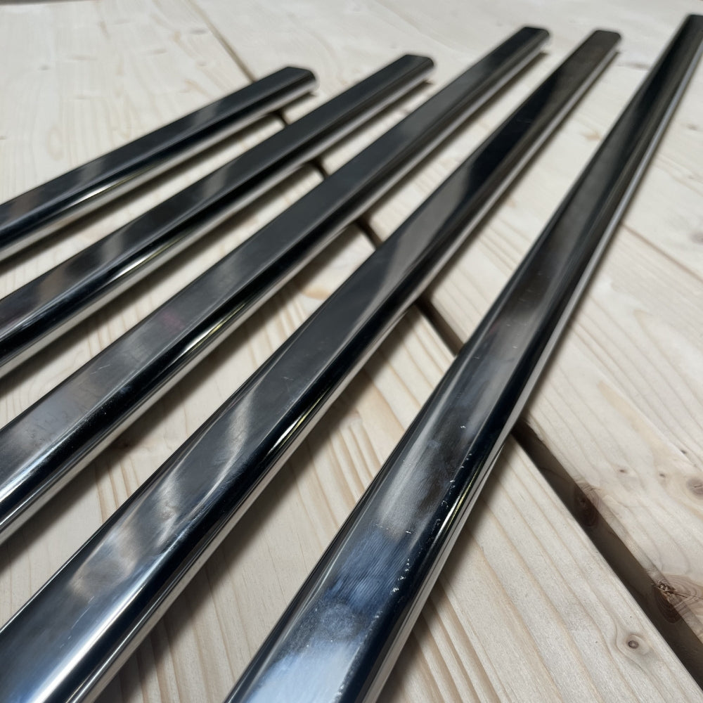 Détail des embouts plats de la barre de penderie Brumorek en acier compatible système Bruynzeel Monta