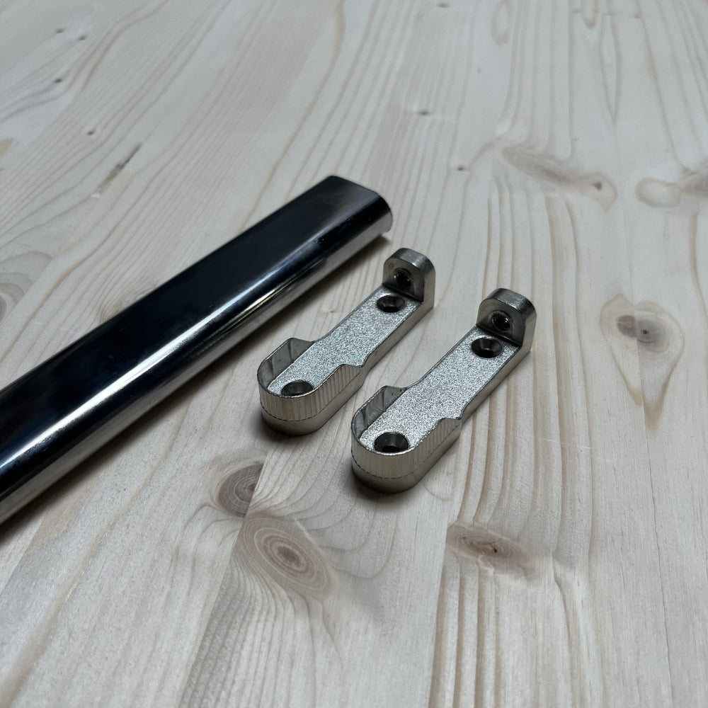Fixations métalliques de la barre de penderie Brumorek pour pose sous tablette d'étagère